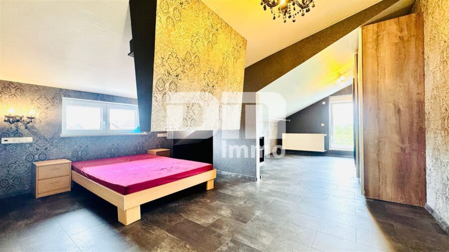 Vielseitiges Immobilien-Ensemble mit 2 modernisierten Haushälften + Carport und Garten/Terrasse - Haus 2 DG Schlafzimmer / Studio mit Ankleide